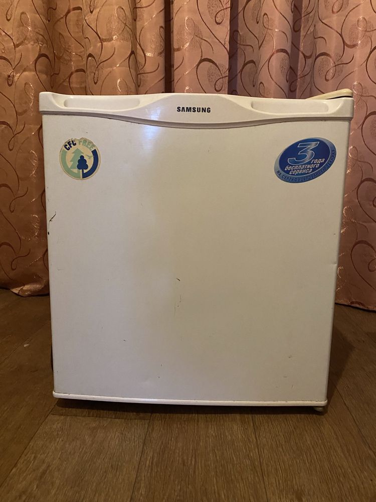Холодильник, міні-бар Samsung SRG-058