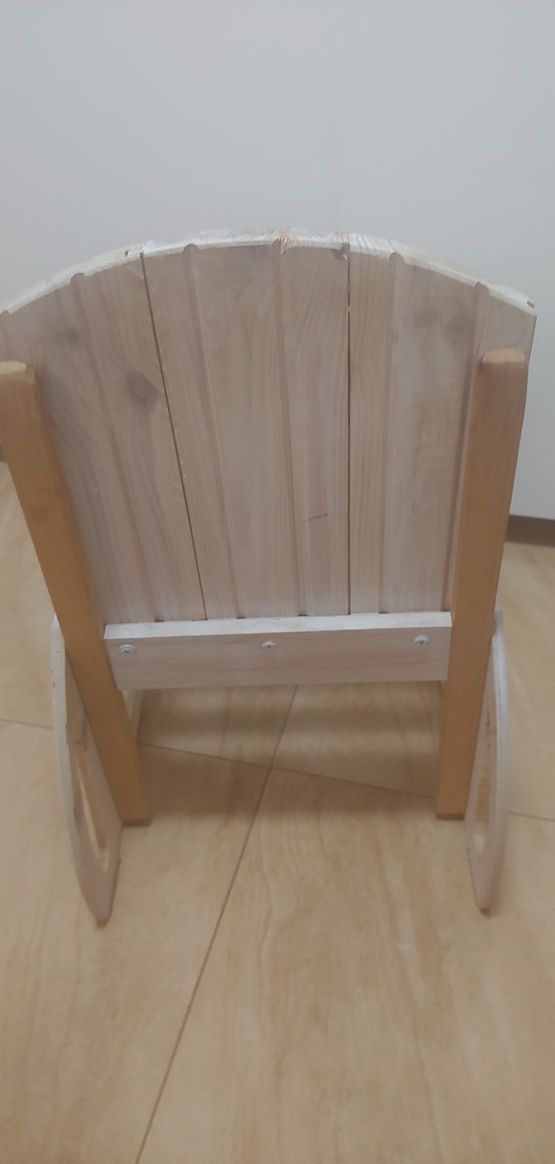 Drewniane białe krzesełko dziecięce