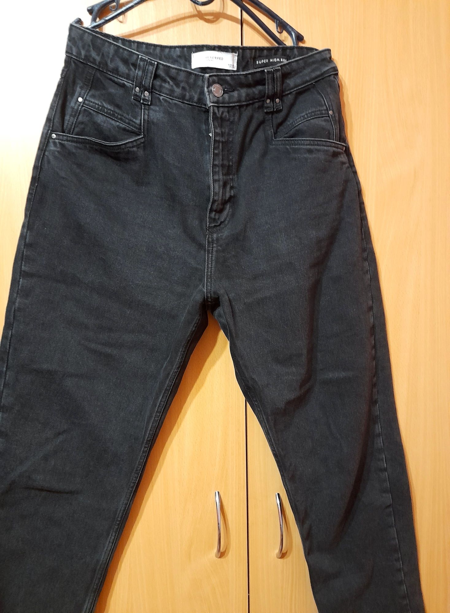 Жіночі чорні джинси 42