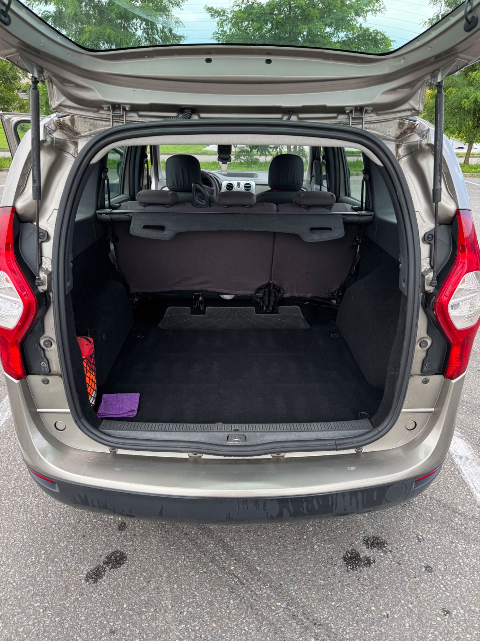 Samochód osobowy Dacia Lodgy