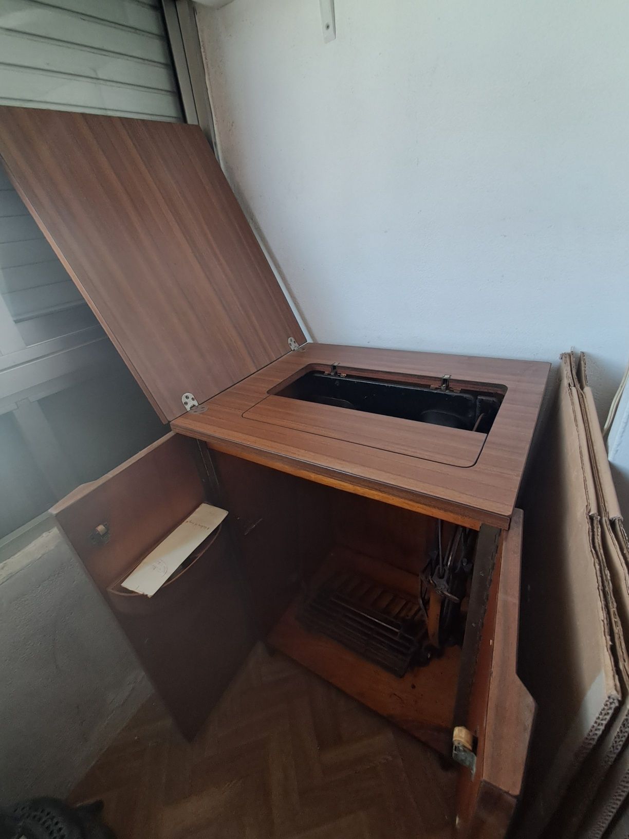Móvel com Máquina Costura Singer antiga