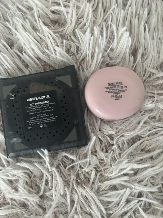 Zestaw: huda beauty easy bake, rare beauty roz kremowy