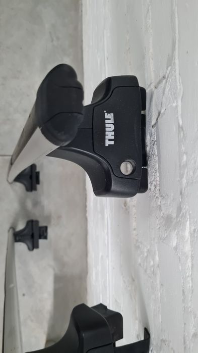 Thule, поперечени з крепіжами на гладкий дах