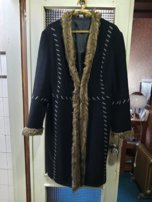 Casaco. Preto. Comprido, mto quente