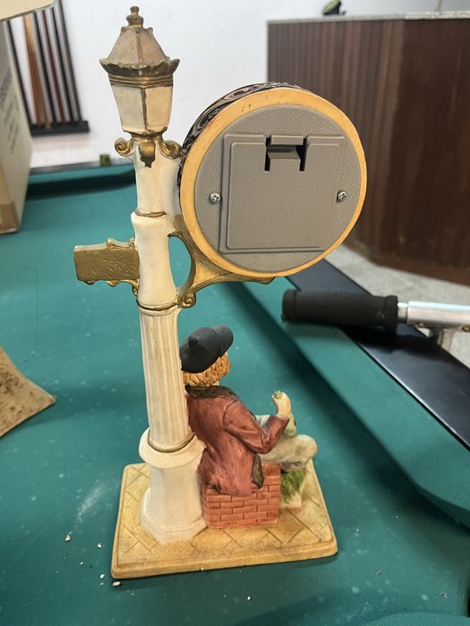 Peça em louça com relógio