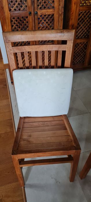 krzesła z litego drewna  tropikalnego z Indonezji