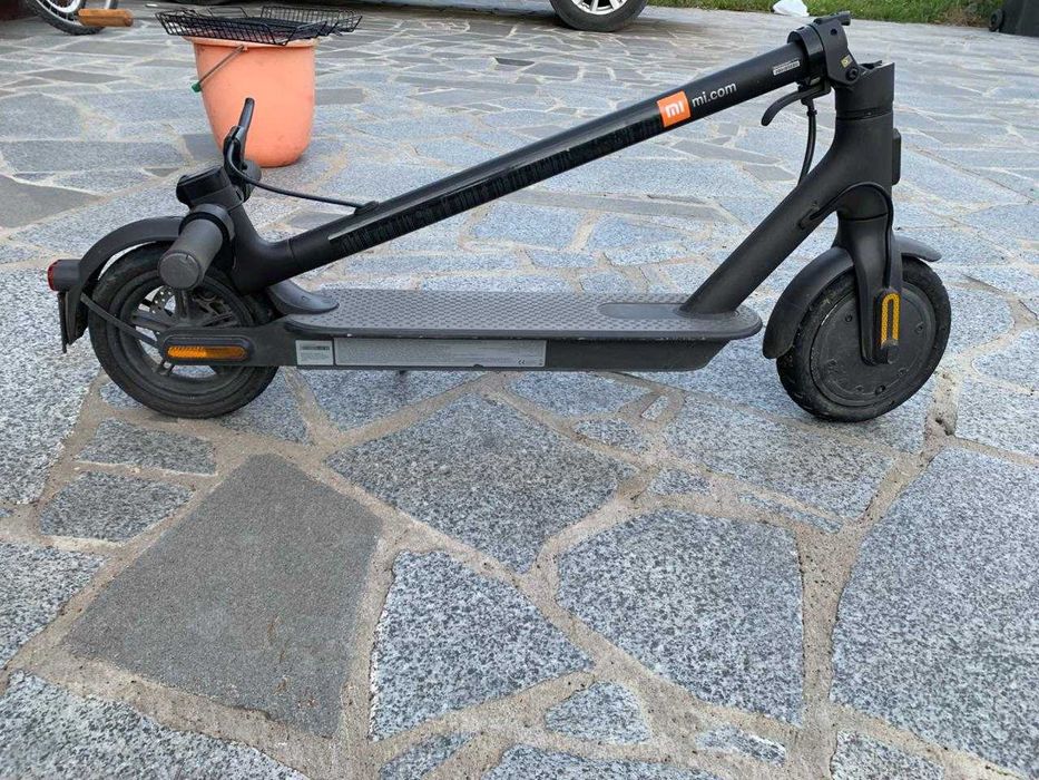 Електро самокат Mi Electric Scooter Essential