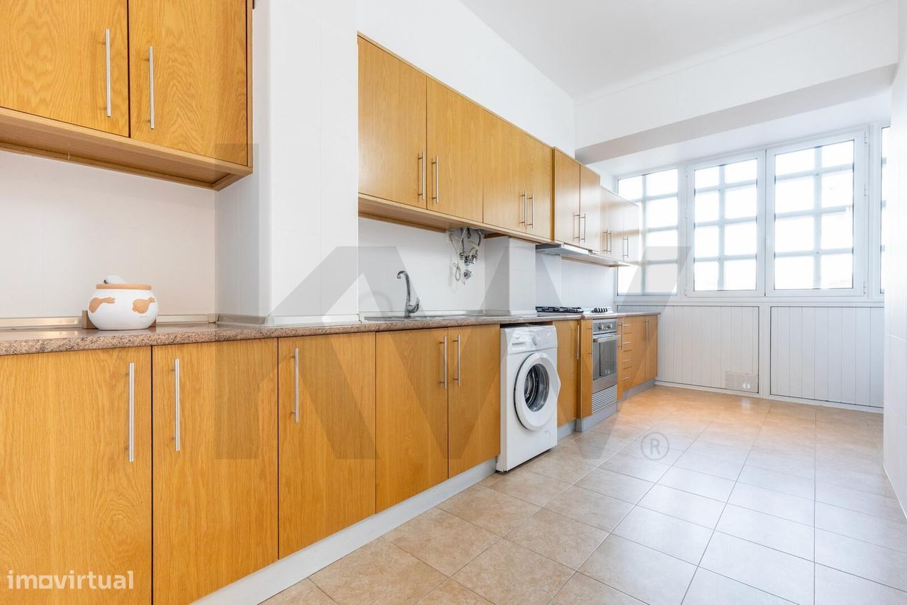 Apartamento T1 transformado em T2 na Av. Estados Unidos da América.