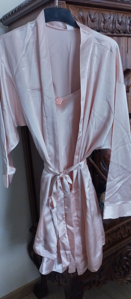 Conjunto camisa de dormir e robe em cetim cor salmão