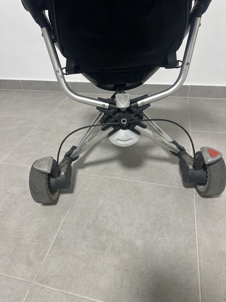 Carrinho Quinny preto e cinza