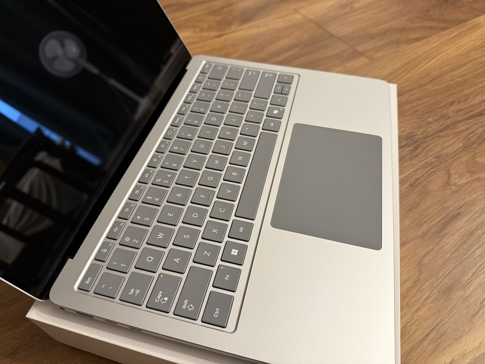 Microsoft Surface Laptop 7 13,8” - Snapdragon X Plus, 16GB RAM, 256GB