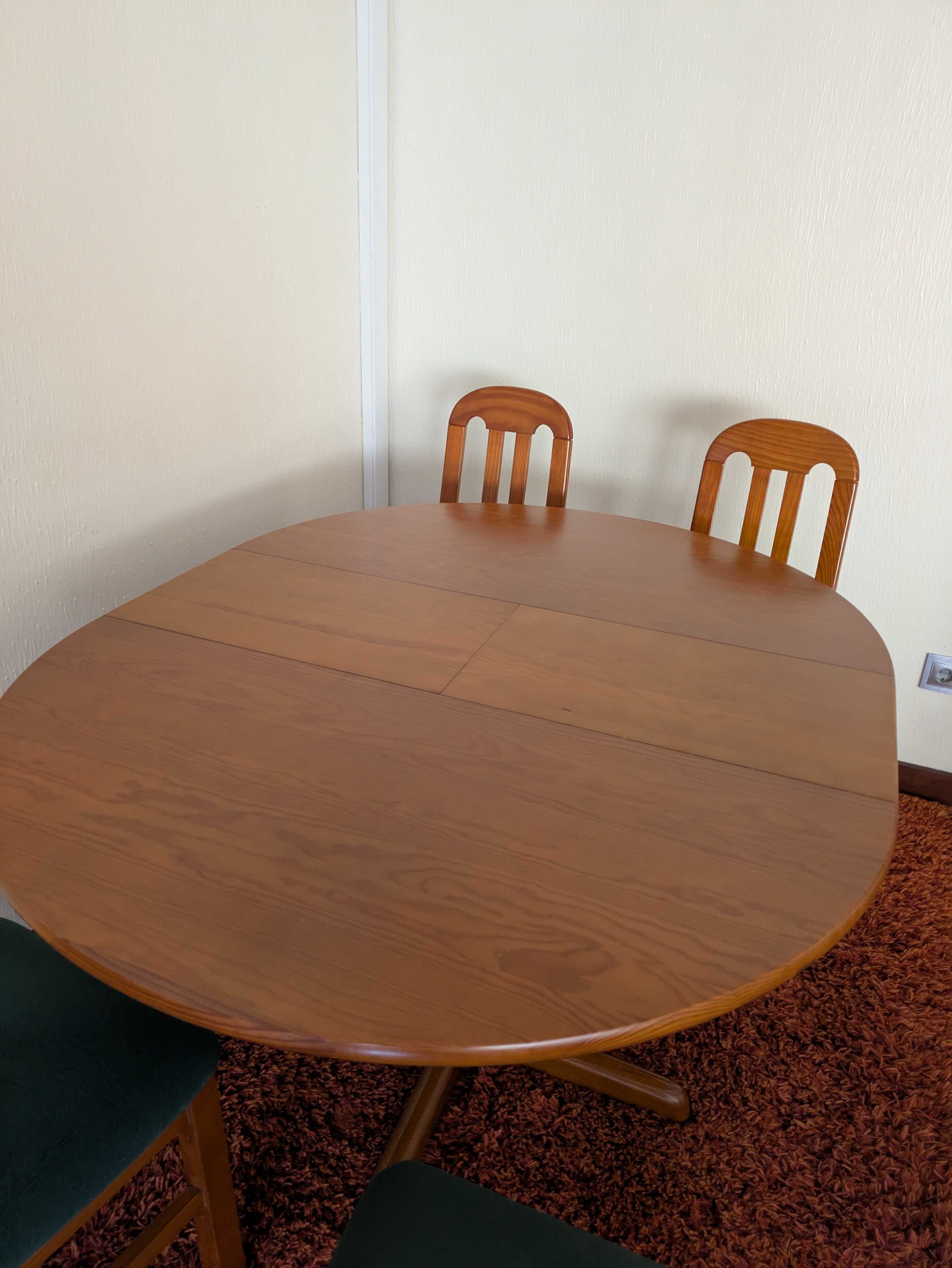 Mesa e cadeiras para sala