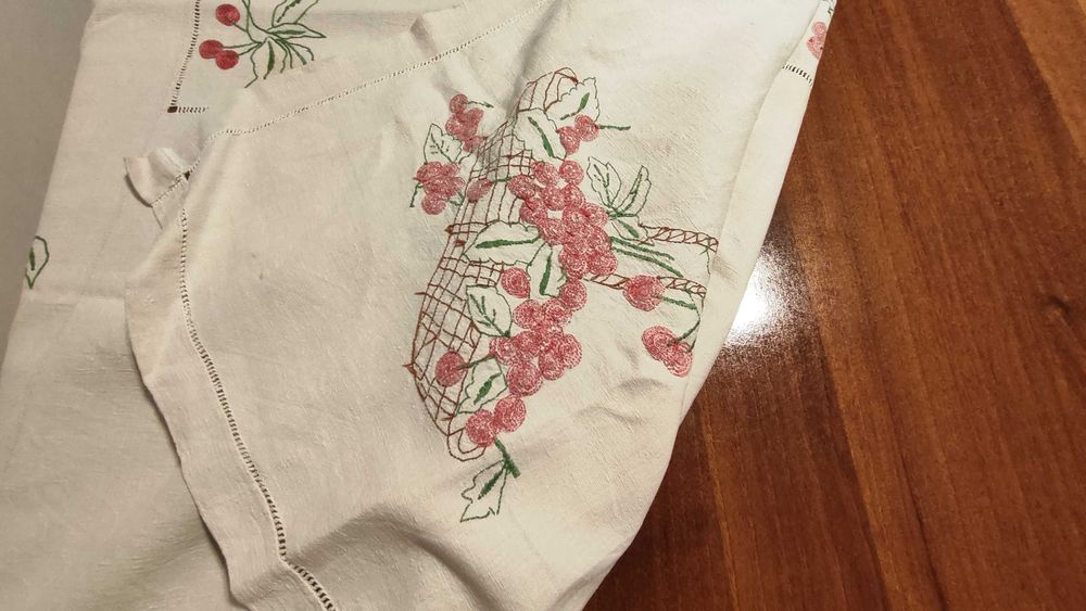Toalha de linho antigo bordada à mao
