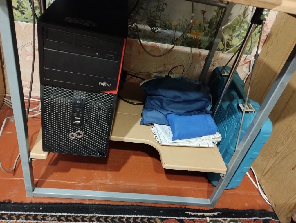 Продаю компьютерный стол б у.