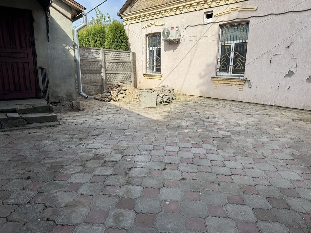 Здається приміщення з подвірʼям