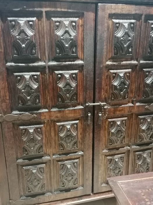 Armário madeira "estilo medieval"