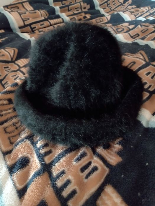 Sprzedam czarny kapelusik w bardzo dobrym stanie i dużą apaszkę