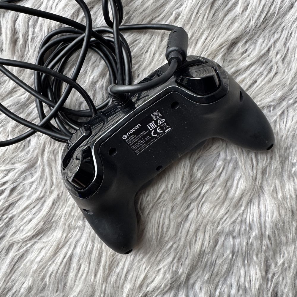 Pad przewodowy Nacon PS4