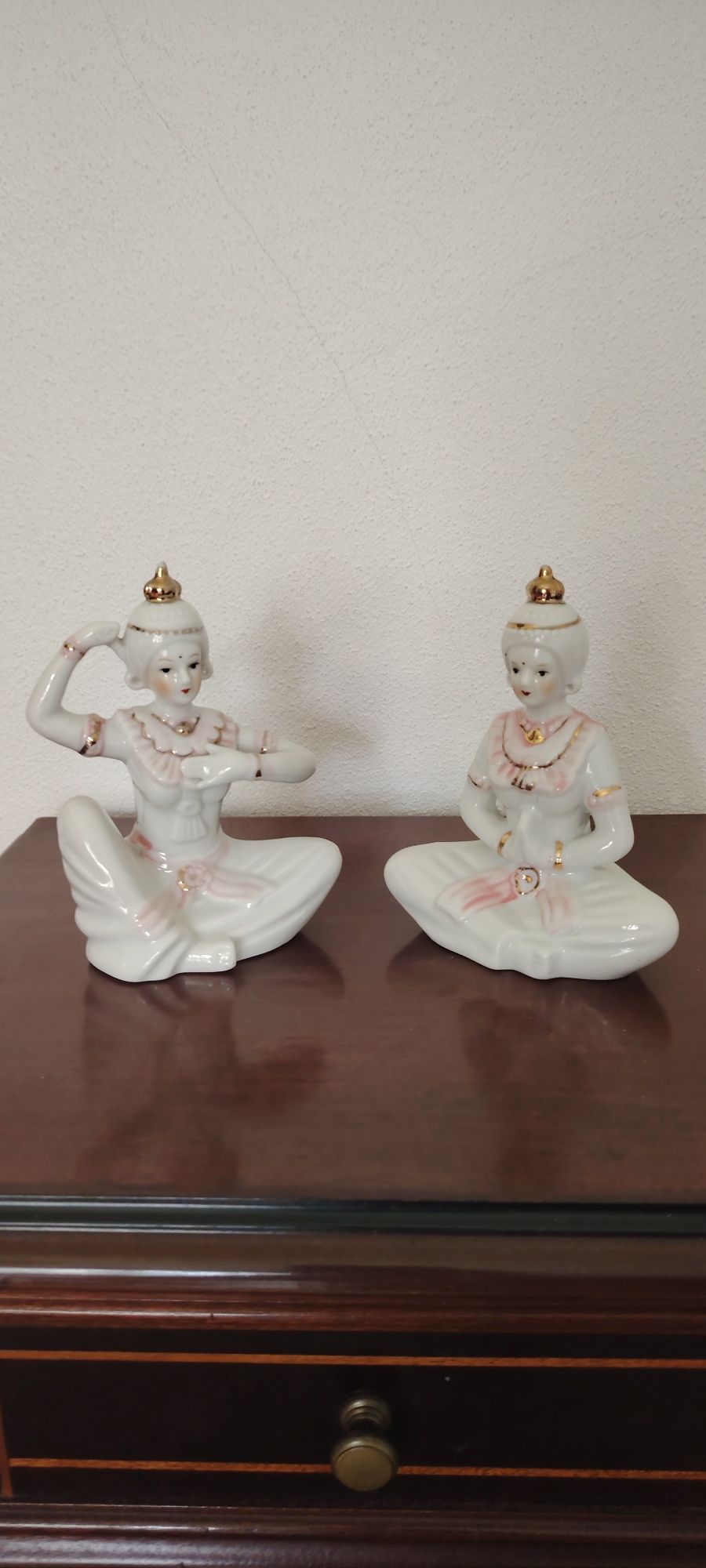 Várias peças de porcelana