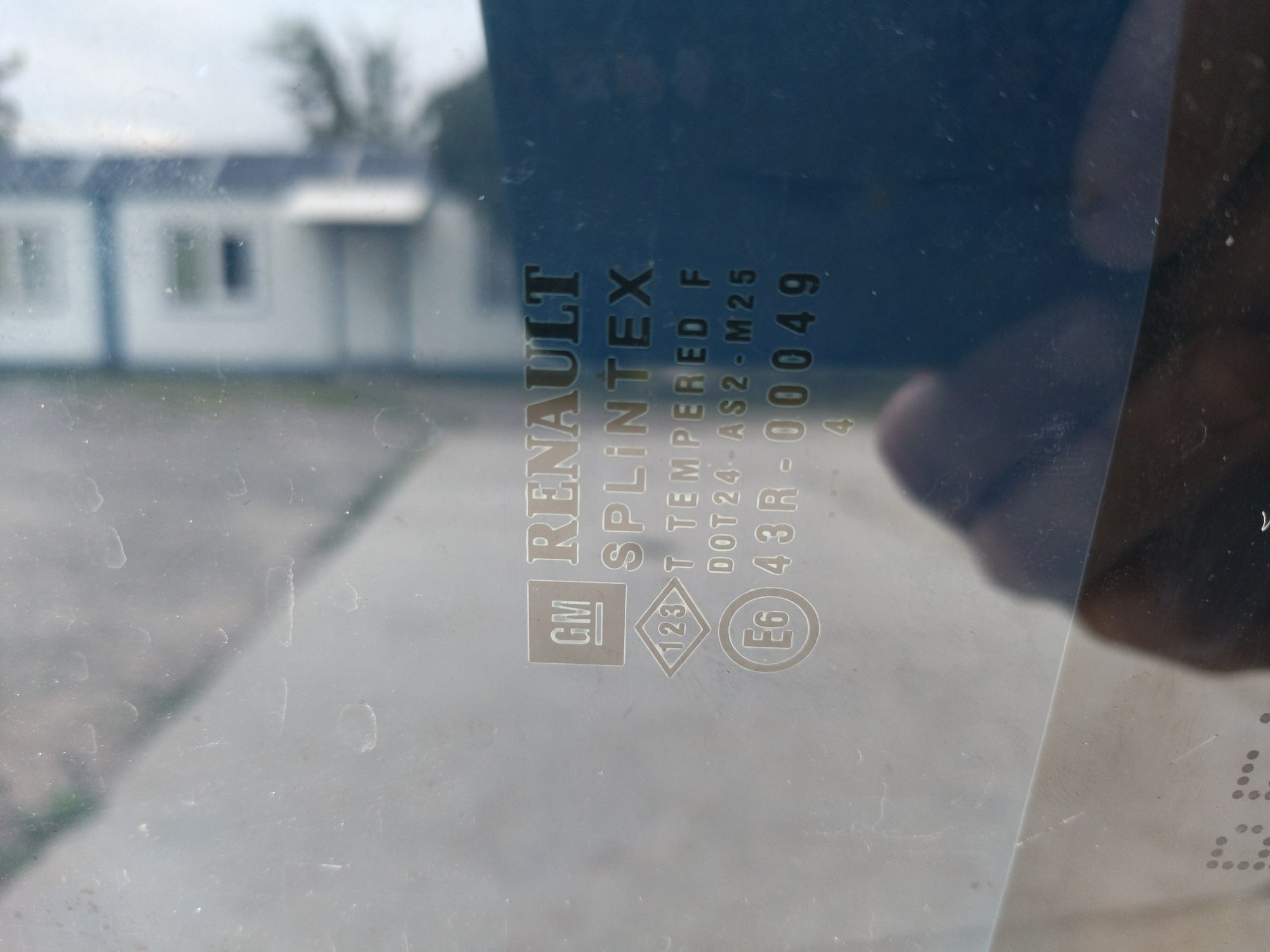 Продам боковое стекло на дверь Рено Трафик 2014р