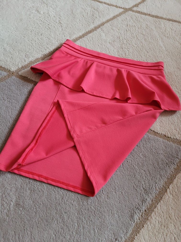 Różowa spódnica z baskinką
