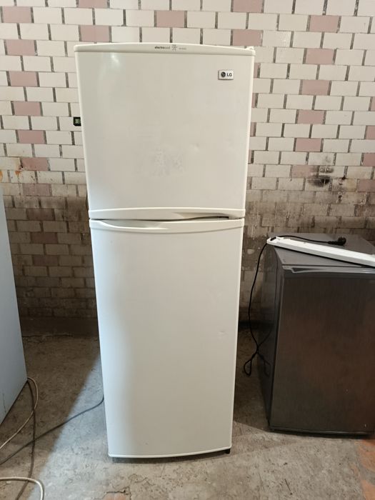 Продаю двухкамерный холодильник LG