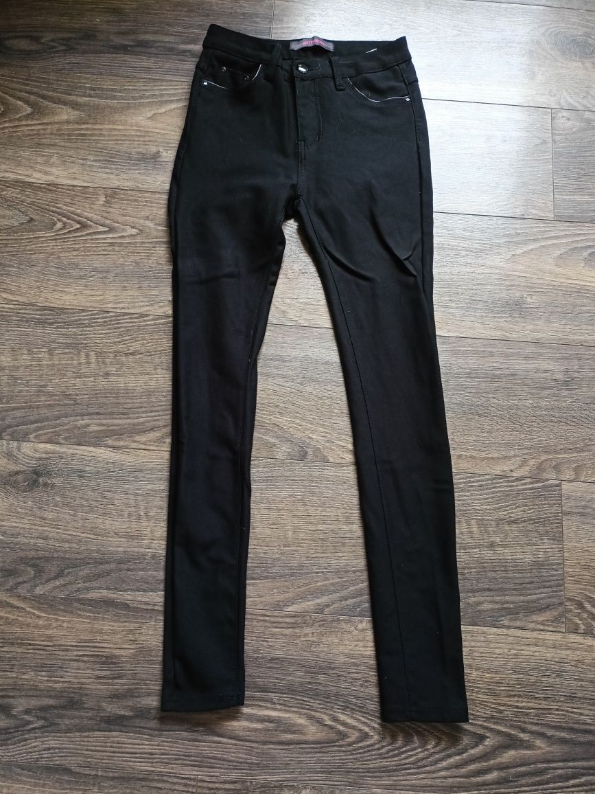 Czarne eleganckie spodnie M rurki