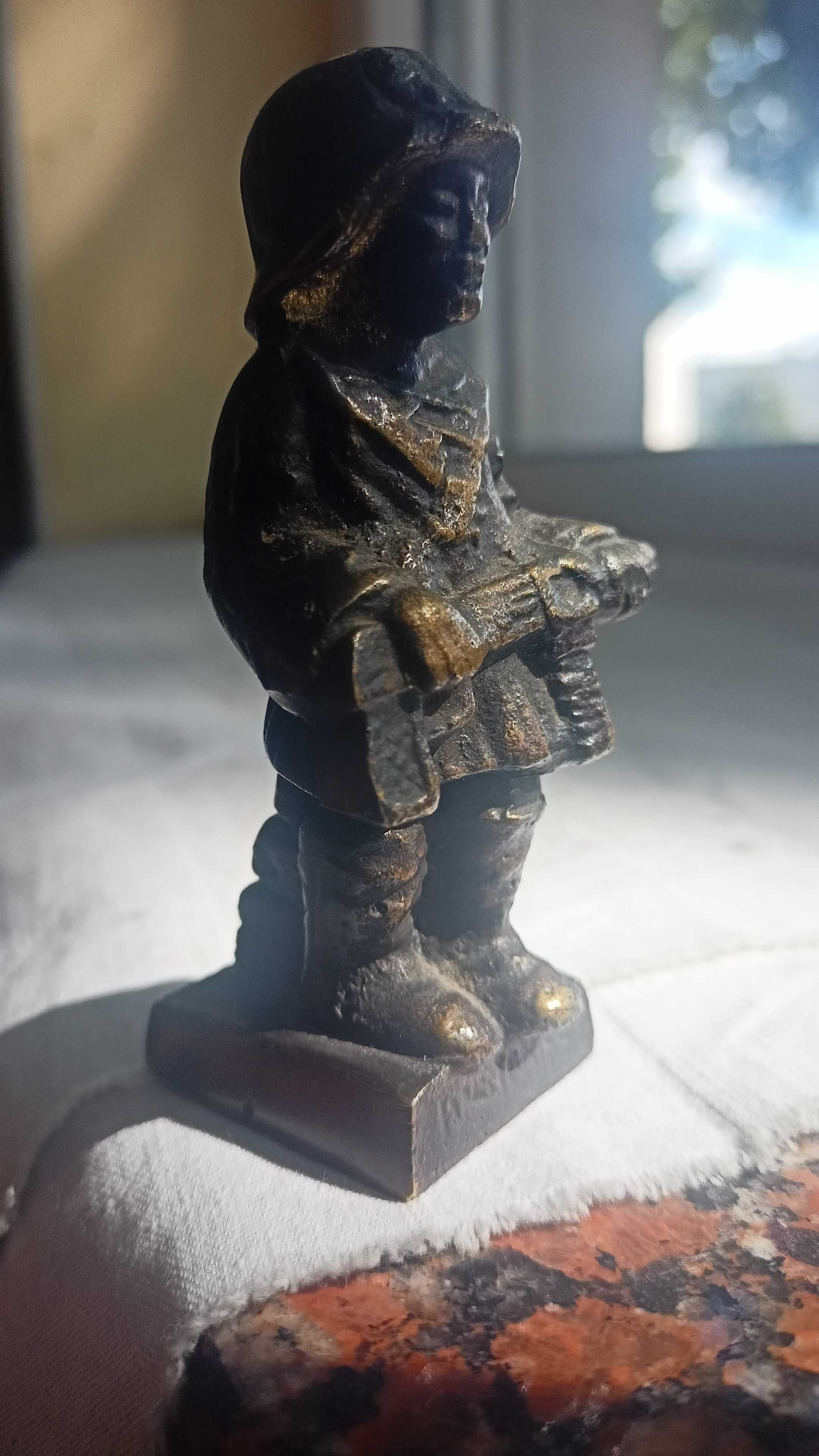 Wysyłka 0 Figurka Małego Powstańca brąz projekt Jerzy Jarnuszkiewicz