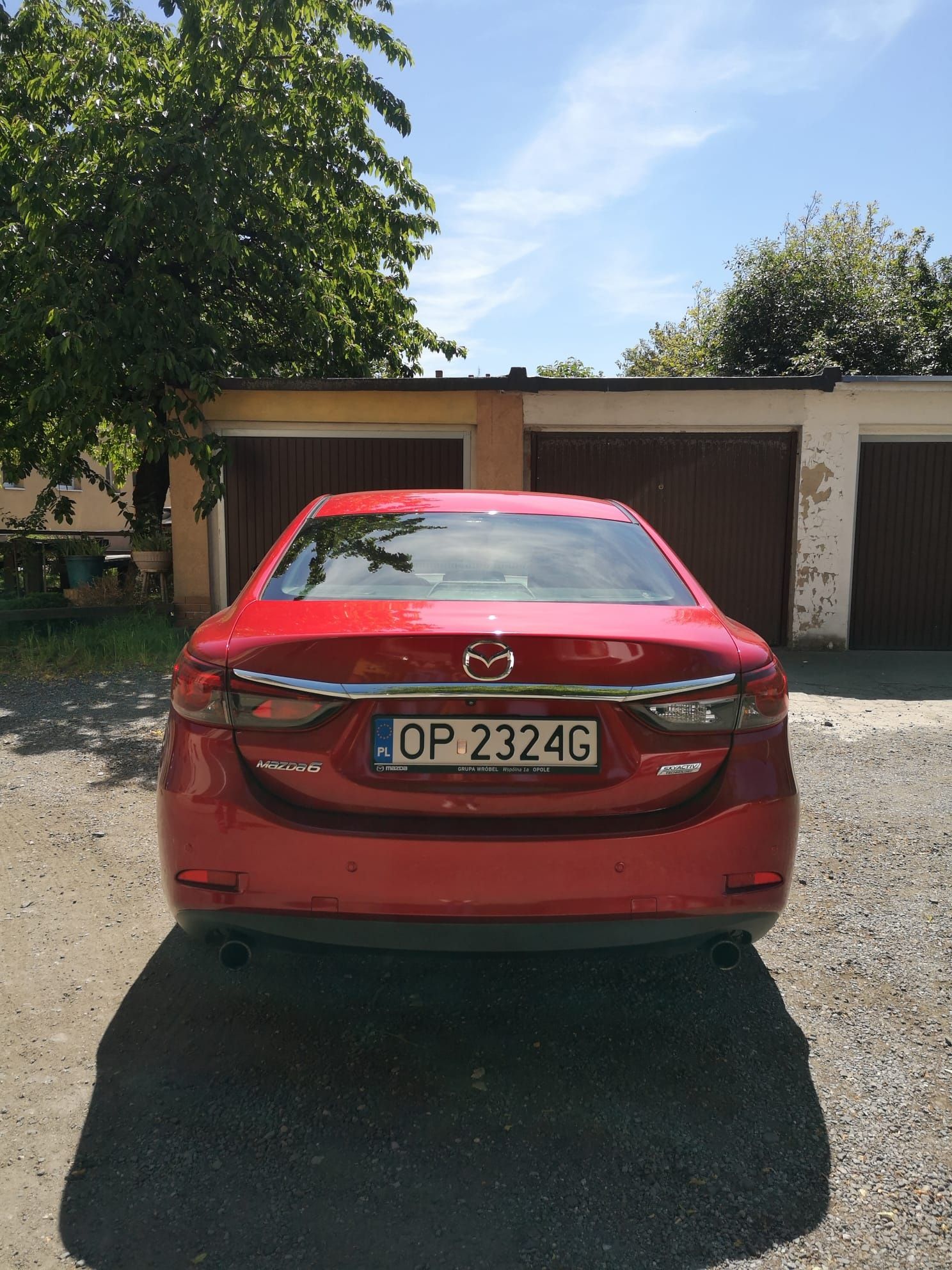 Piękna czerwona Mazda 6
