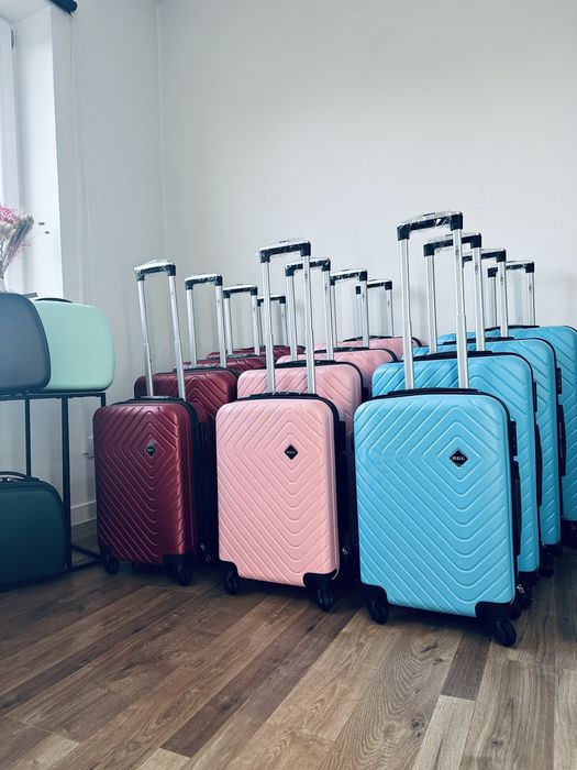 Nowa walizka srednia L/ bagaz do 20 kg/ walizki