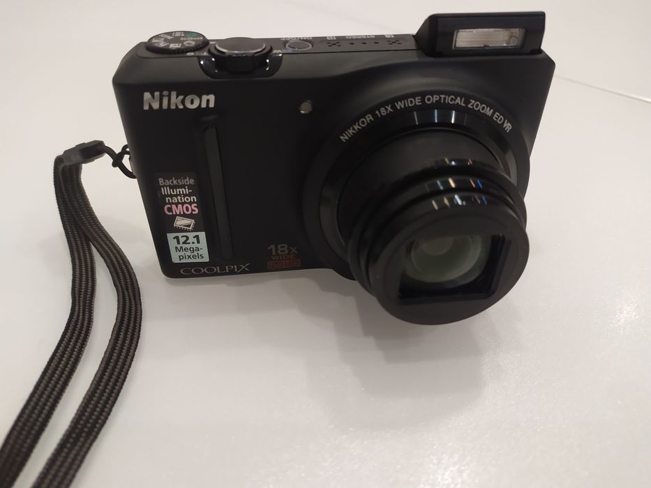 Фотоаппарат NICON COOLPIX S9100 в комплекте 64 гиг карта.