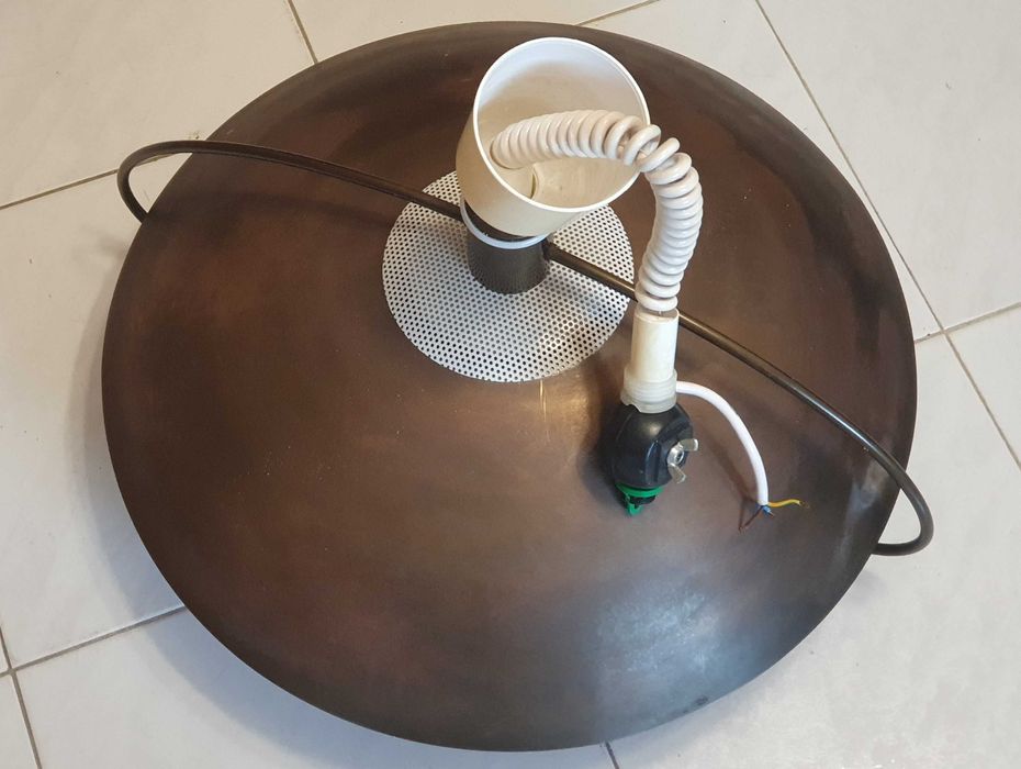 Belo Candeeiro de teto em bronze e vidro, com 57cm de envergadura