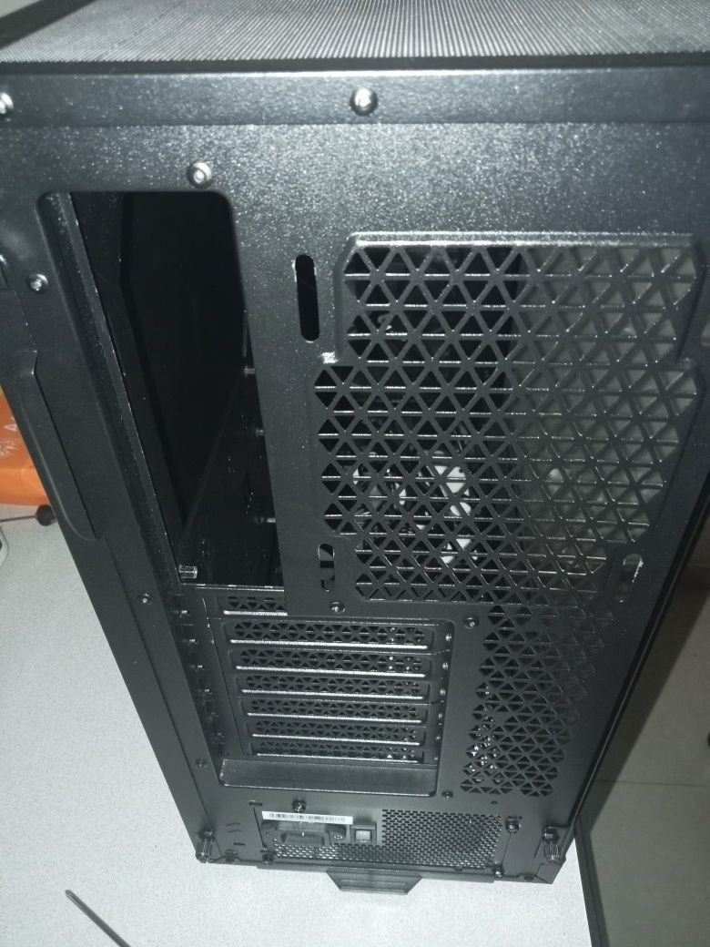 Caixa PC Fractal Design Focus 2 + fonte de alimentação 550w MSI MAG