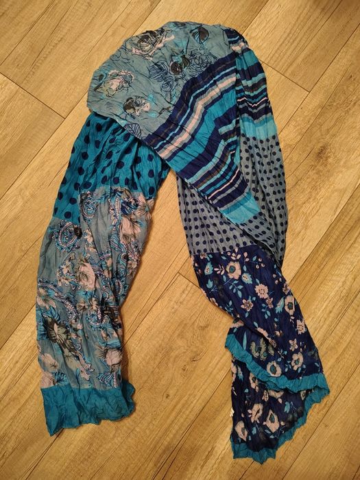 Niebieski szal chusteczka