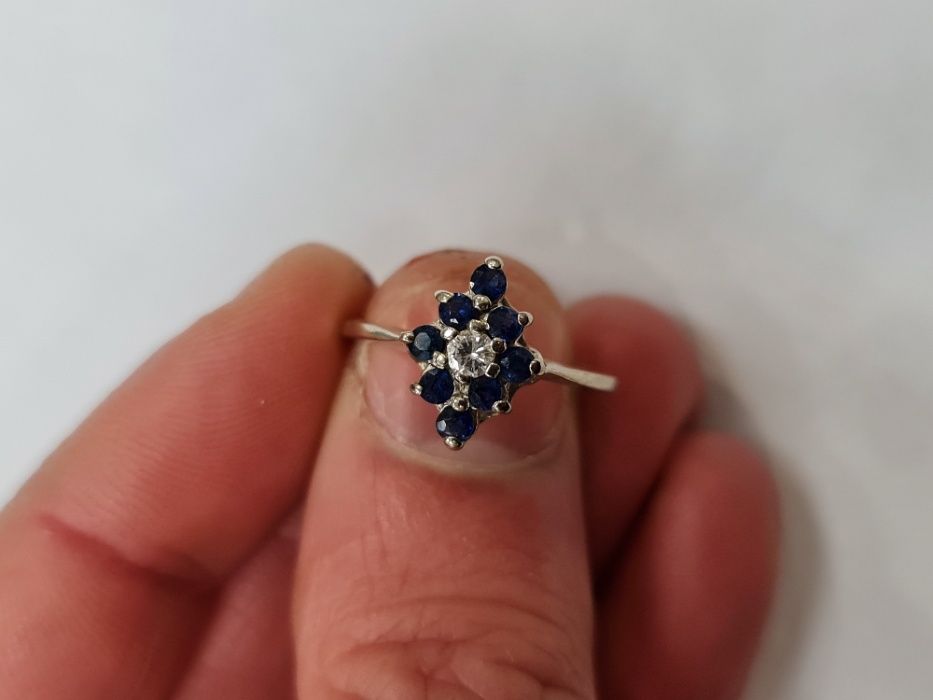 Wyjątkowy złoty pierścionek/ 585/ Szafiry + Brylant/ 2.37 gram/ R13