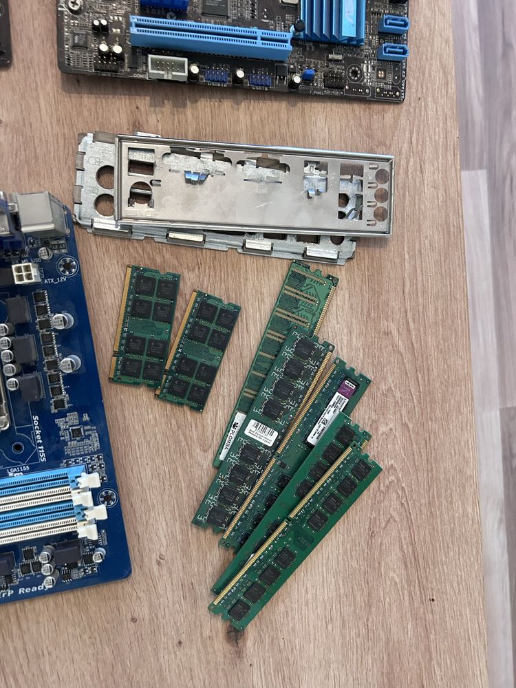Zestaw na czesci - 3 ptyty gtówne (uszkodzone), 7x RAM DDR3, backplate
