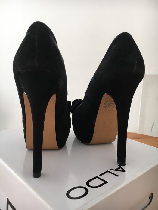 Sapatos da ALDO de salto alto em camurça pretos com laço