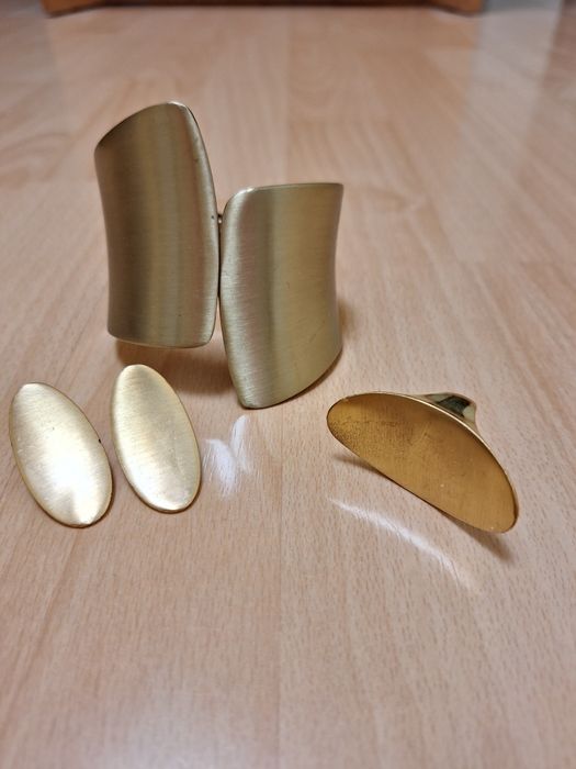 Прикраси ручної роботи.