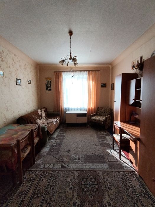 Велика кімната в гуртожитку зі своєю кухнею