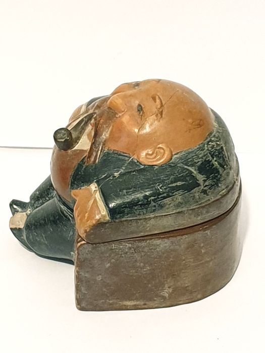 Rara antiga caixa de tabaco figurativa em faiança europeia