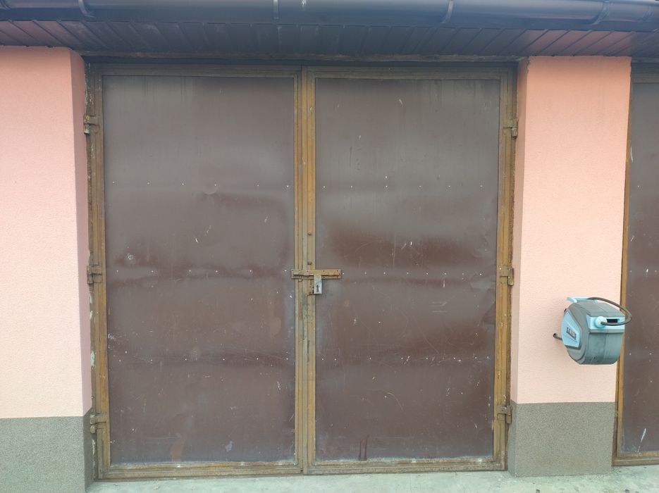 Brama garażowa z futryną