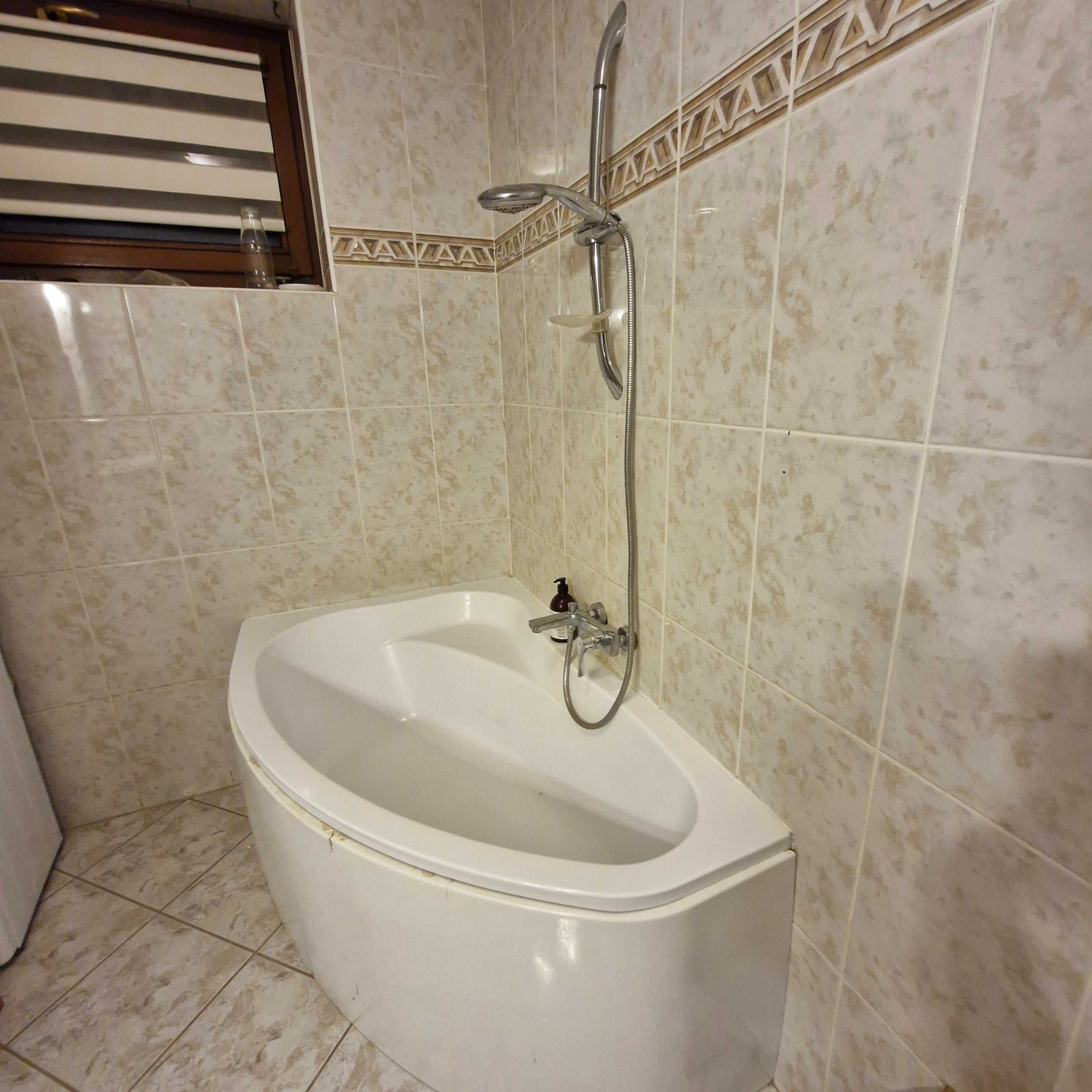 Sprzedam wyposażenie łazienki(umywalka z szafką, wanna, plus baterie)