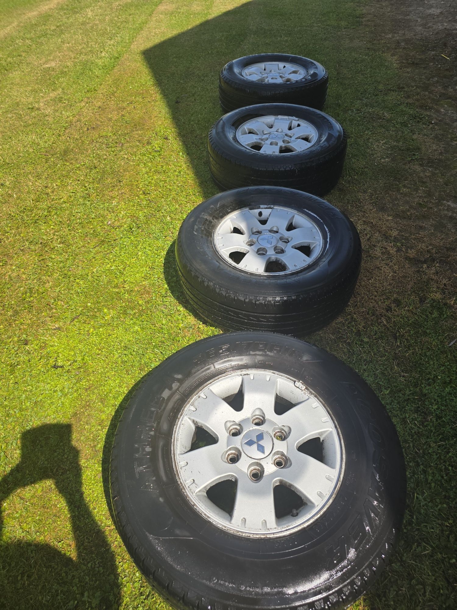 Felgi aluminiowe z oponami Pajero 3 cztery sztuki