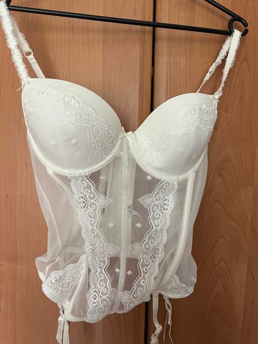 nowy bardzo elegancki gorset w kremowym kolorze