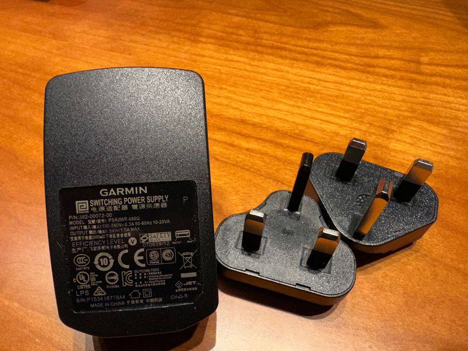 Garmin Carregador de parede com fichas EU e ENG
