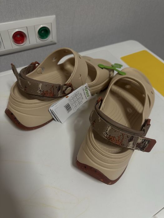 Шльопанці сандалі Crocs Classic Hiker