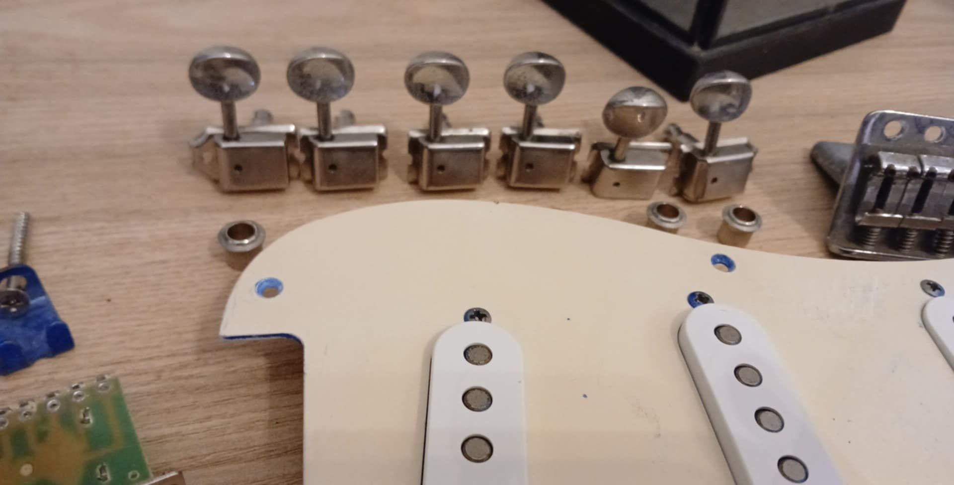 Partes de uma Aria STG-003...tudo a funcionar...