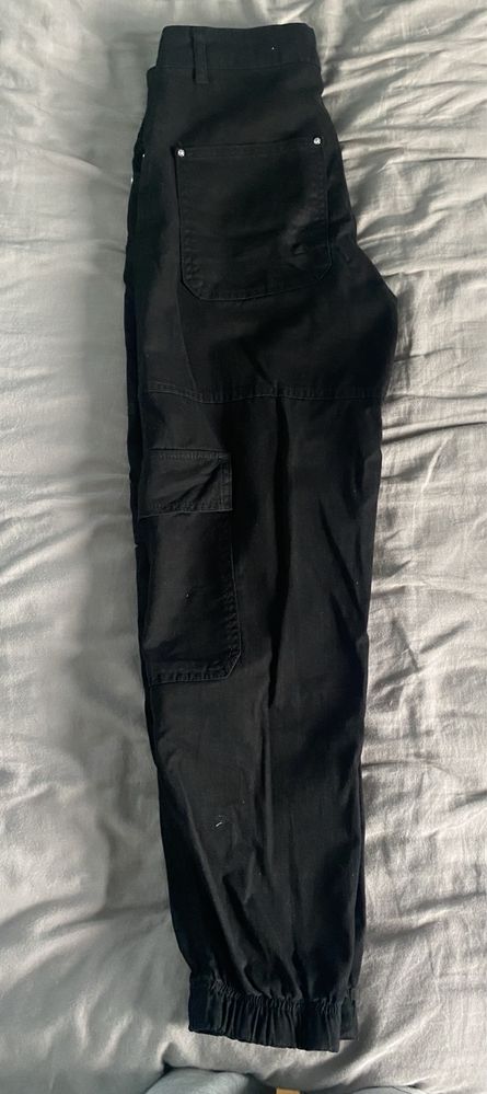 Czarne spodnie cargo