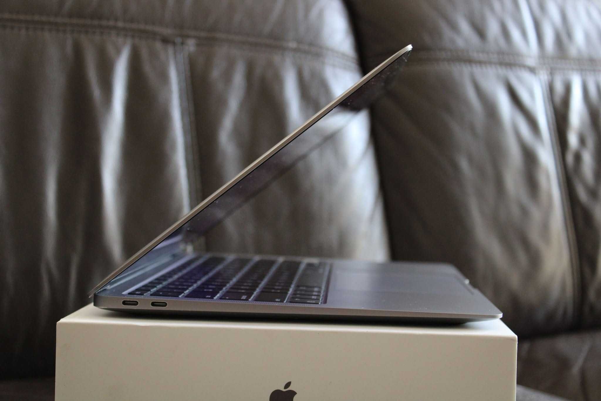 MacBook Air M1 – szybki, sprawny, z pudełkiem 256 GB + etui