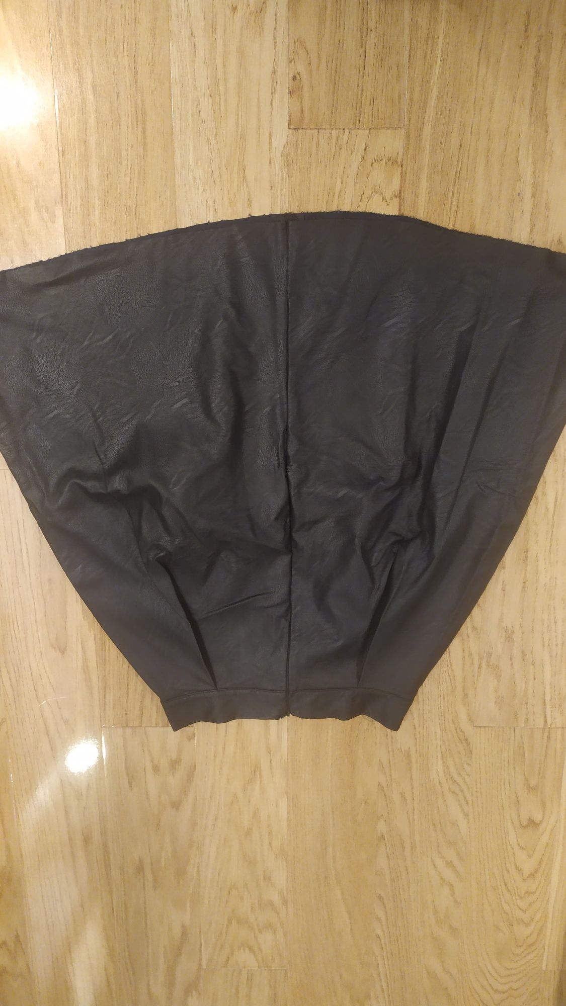 Czarna skóropodobna spódnica